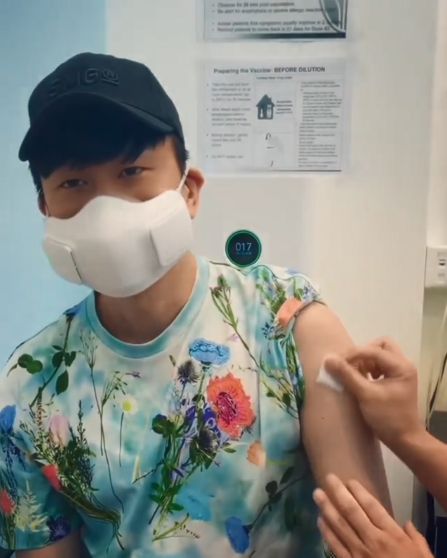 JJ準備打疫苗前一臉緊張。