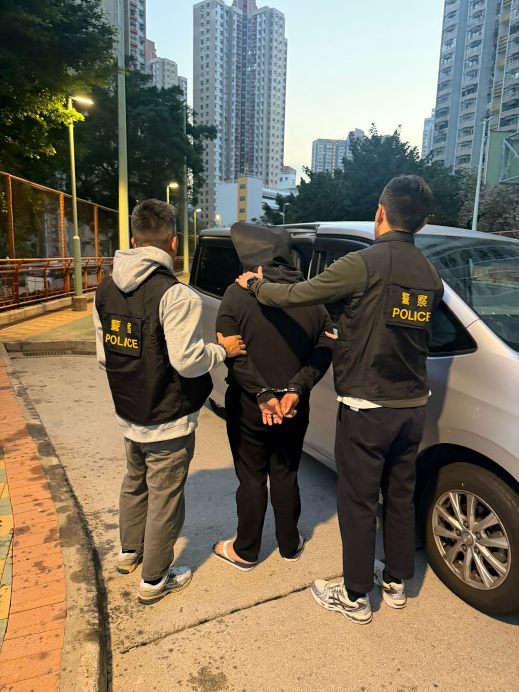 香港警務處人員在聯合行動中拘捕疑犯。