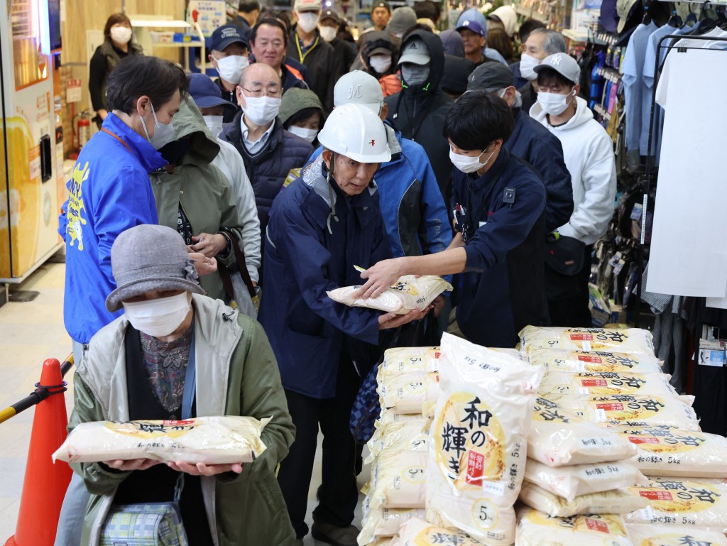 日本民眾在超市購買儲備米。法新社