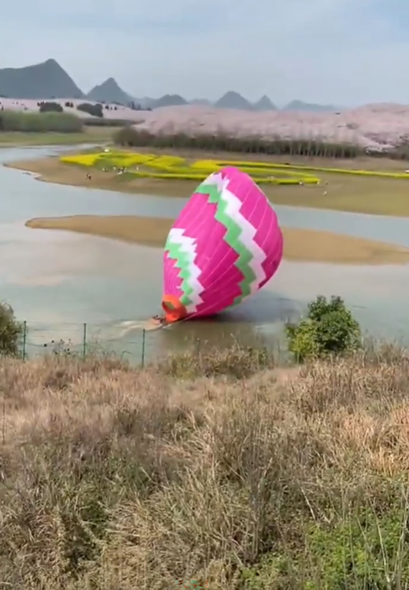 現場風力大，在大風影響下，熱氣球漸漸飄向湖邊後慢慢下降。 網片截圖