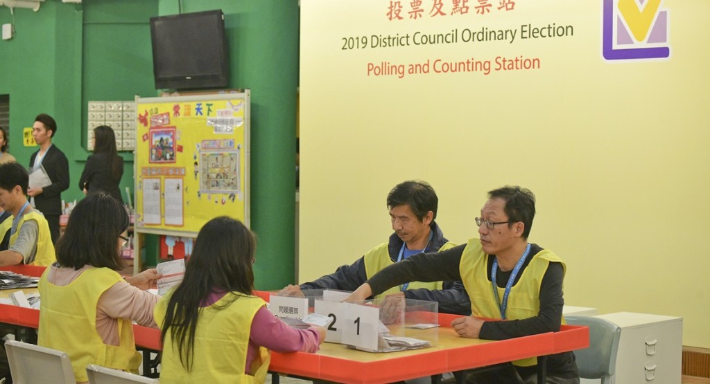 政府考慮因應區議會選舉選區擴大增加選舉經費。資料圖片