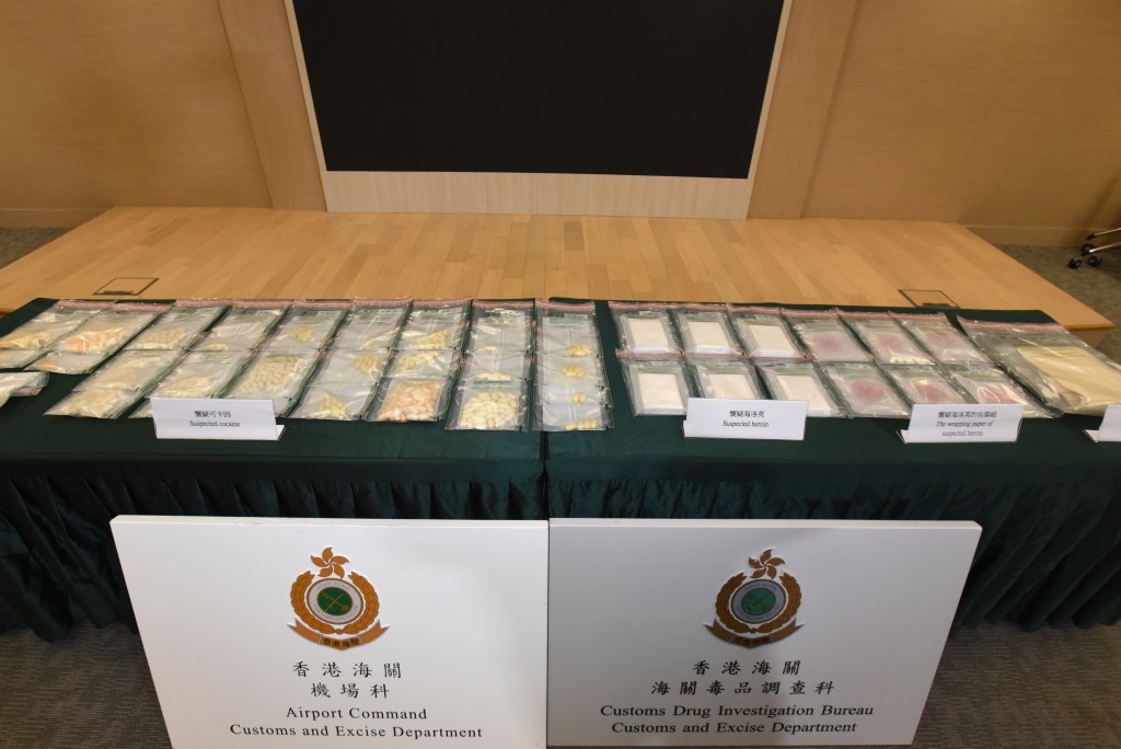 海關檢獲2.7公斤懷疑可卡因及2.1公斤海洛英，估計市值約460萬元。