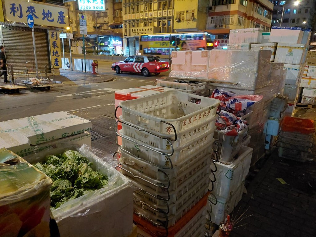 有巿民控訴涉事蔬果店開張後，夜晚將擺出大量盛載果菜的發泡膠箱至行人路及馬路，嚴重阻街。(「家農劣質果菜霸佔公共道路關注組」fb圖片)