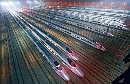 眾多京廣高鐵列車停靠在武漢動車基地，蓄勢待發。
