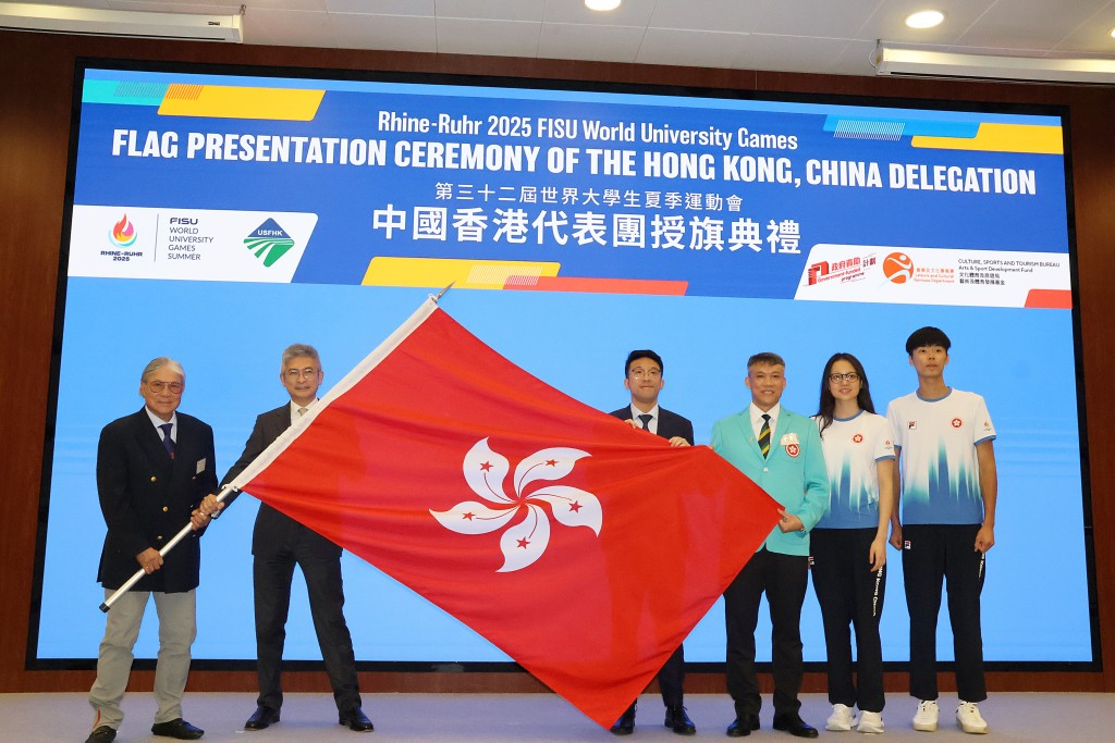 香港奧委會會長霍震霆(左一)及文體局署理局長劉震(左二) 將特區旗授予香港代表團。徐嘉華攝