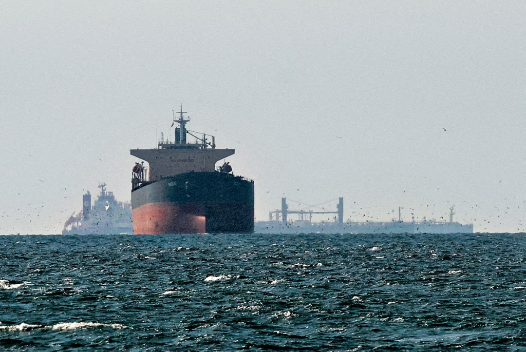 霍爾木茲海峽附近的貨船。