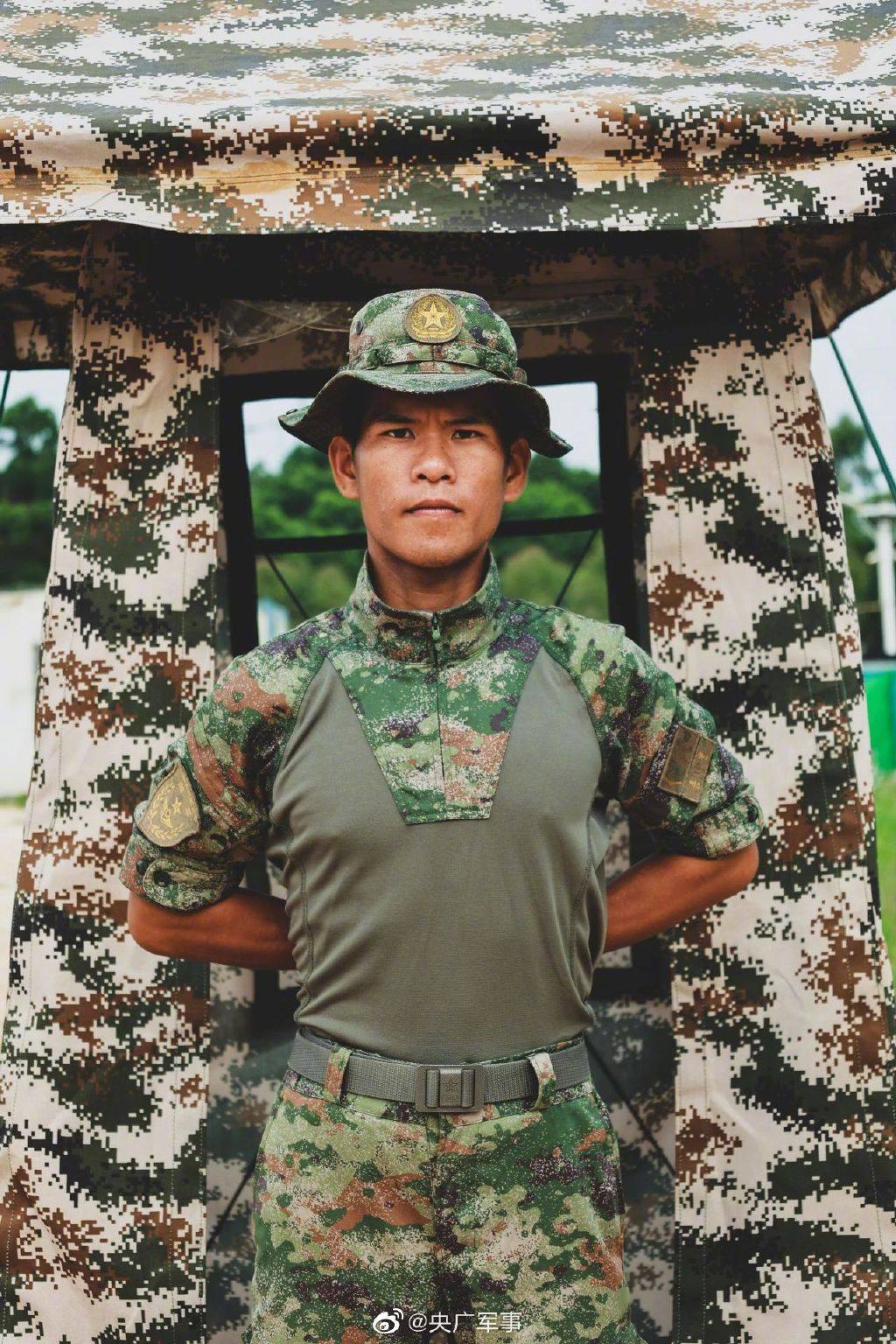 解放軍特種種隊的蛙服，和其它兵種很不一樣。