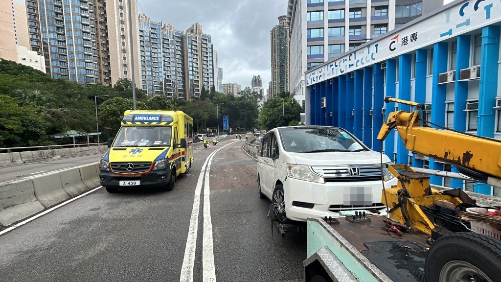 七人車其後由拖車拖走。林思明攝