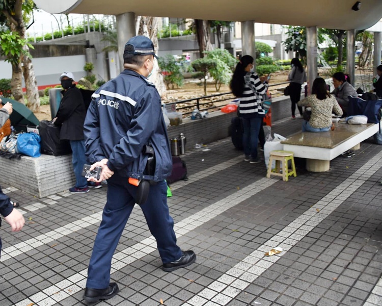 警方在皇后像廣場巡邏,以口頭方式提醒逗留者勿違例。