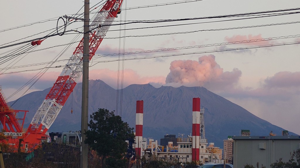 日本櫻島火山今年第16次爆發，煙柱達1400米。（X@ricebowlbigsize）