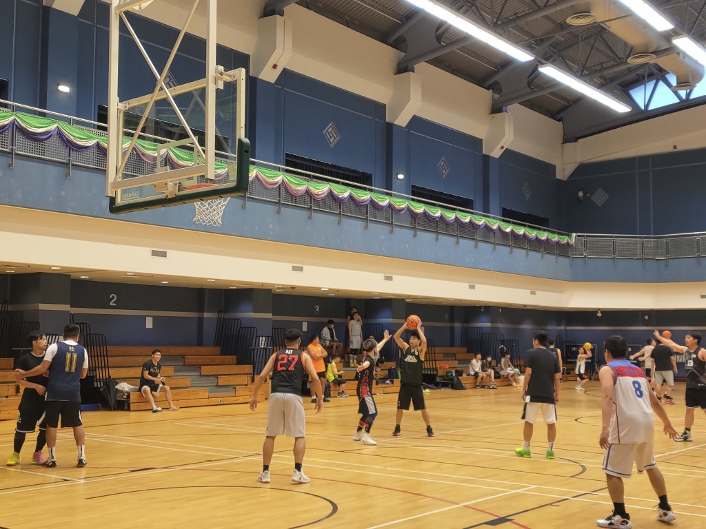 陸頌雄表示籃球場被「鍵盤黨」叫價達1,200至1,500元。資料圖片