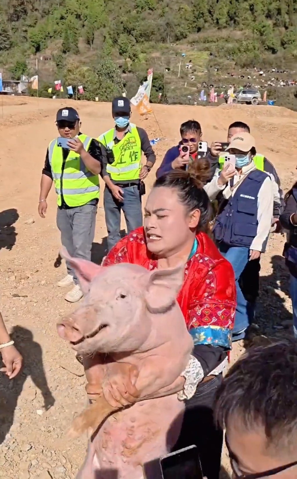文鳳琴因頻頻抓豬成功而成為網紅。微博@《中國婦女報》 文鳳琴因頻頻抓豬成功而成為網紅。微博@《中國婦女報》
