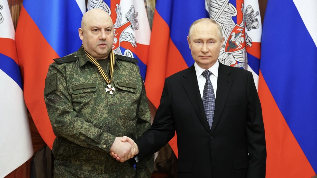 蘇洛維金（Sergei Surovikin，左） 曾獲普京授予三級聖喬治勳章。聖喬治勳章是俄羅斯聯邦的最高軍事獎章。 路透社