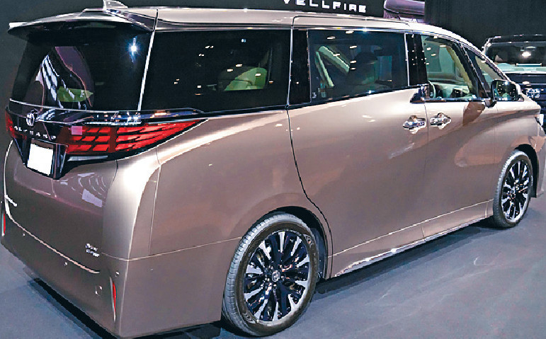 ■錶板設計跟凌志LM相似,中控台為14吋巨型觸控屏幕。 ■錶板設計跟凌志LM相似,中控台為14吋巨型觸控屏幕。