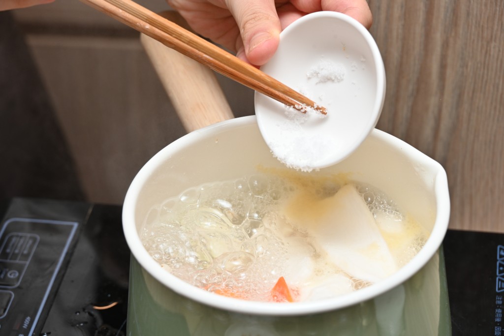 Step 8: 以鹽調味，即成。Season with salt. Serve.