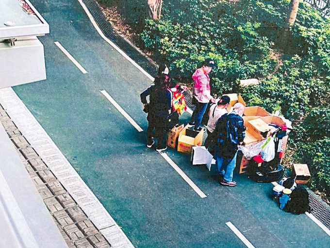 本港与内地恢复通关后，北区水货活动再现，有水货档以蚂蚁搬家形式「驳脚」分货。（资料图片）