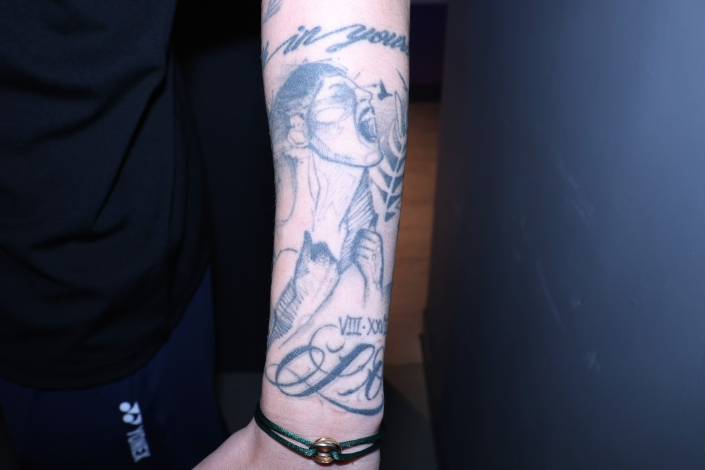 纹在左手上的“咆哮”纹身。徐嘉华摄