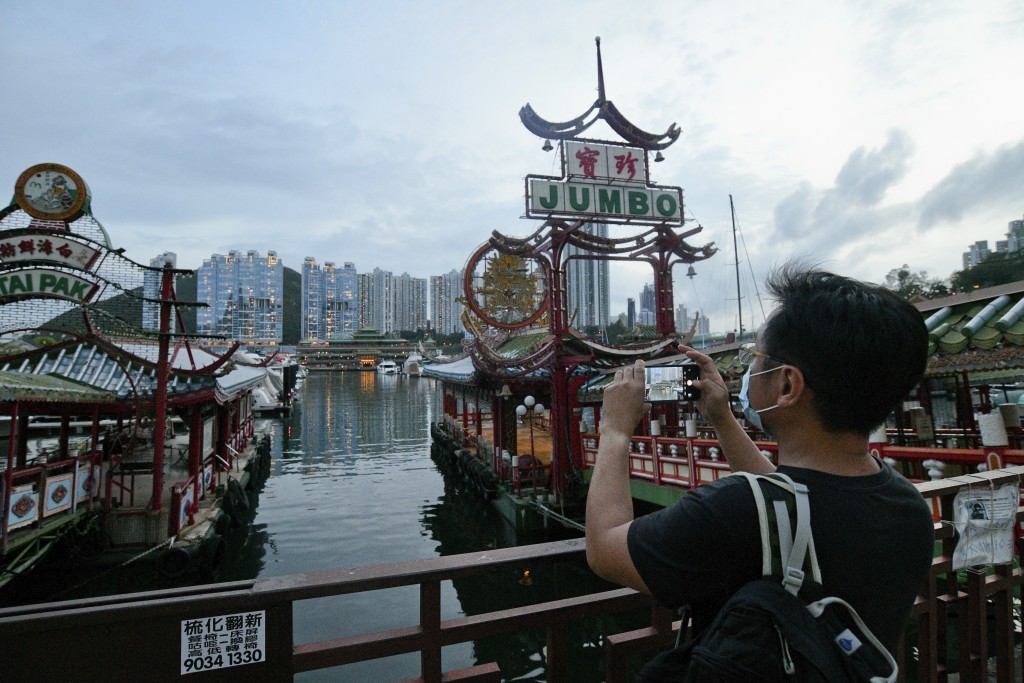 珍宝海鲜舫要被移离本港维修消息一出，市民纷到来拍照留念。