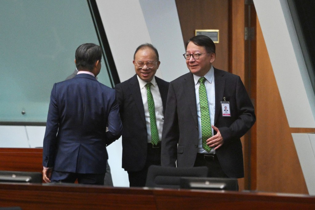 多名男官員都戴上綠色領呔。 蘇正謙攝