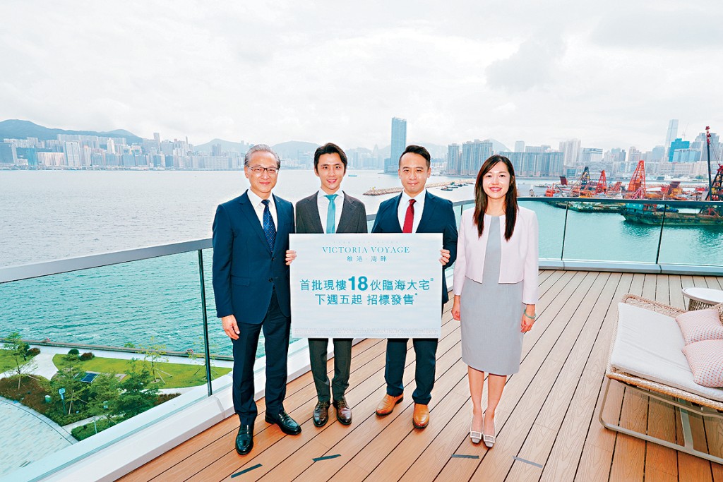 中國海外游偉光(左一)表示,下周五招標推售維港.灣畔18伙3房海景單位。右一為何家宜、左二吳傲楠、右二為王卓勛。