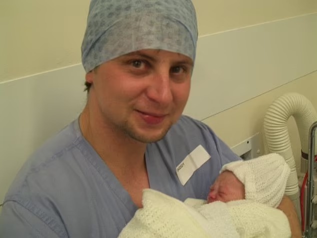 库钦斯基摄于女儿初生时。网上图片