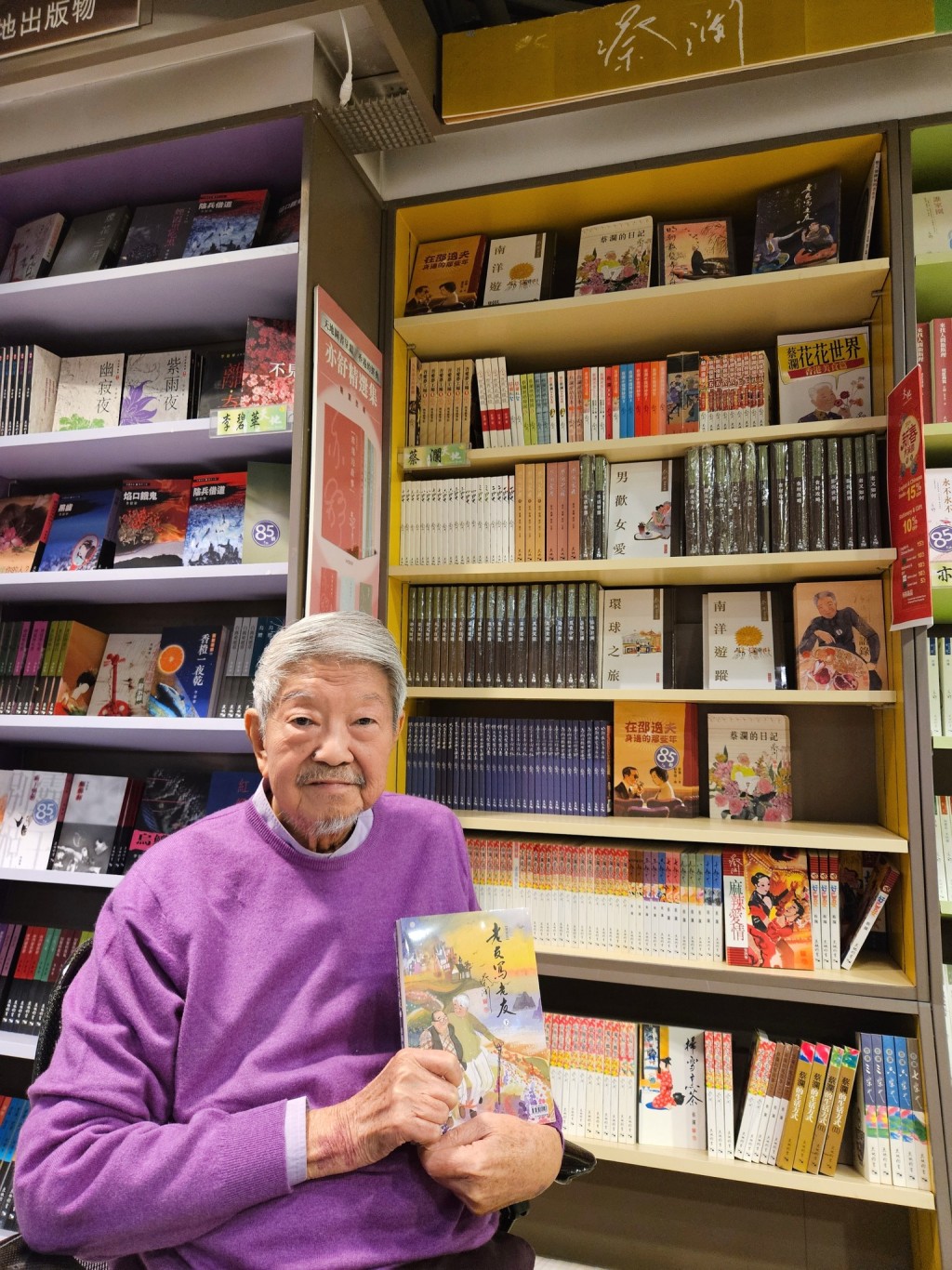 蔡瀾早前回港過新年，2月時現身書店宣傳其新作。（天地圖書Facebook圖片）