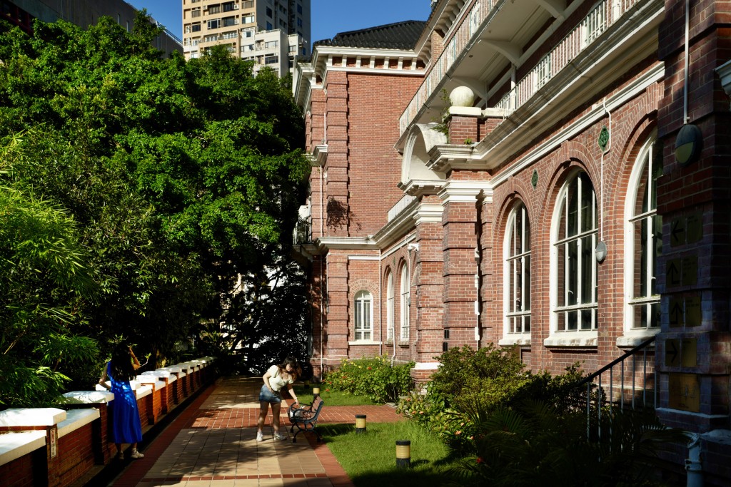 香港大學排第13位。