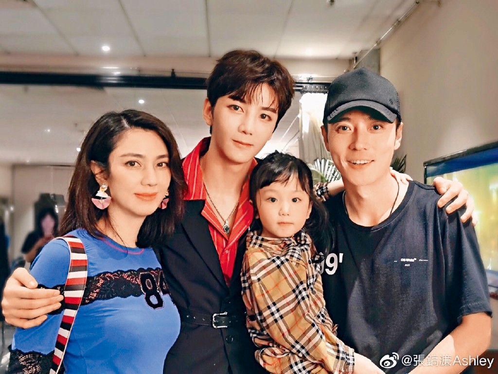 張鎬濂趁父親節上載一家四口的全家福，證明洪欣與張丹峰的婚姻已雨過天青。