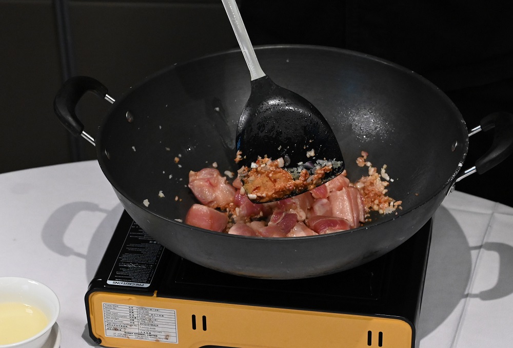 6. 加腩排炒至金黃色。 Add spare ribs and stir-fry until golden brown.
