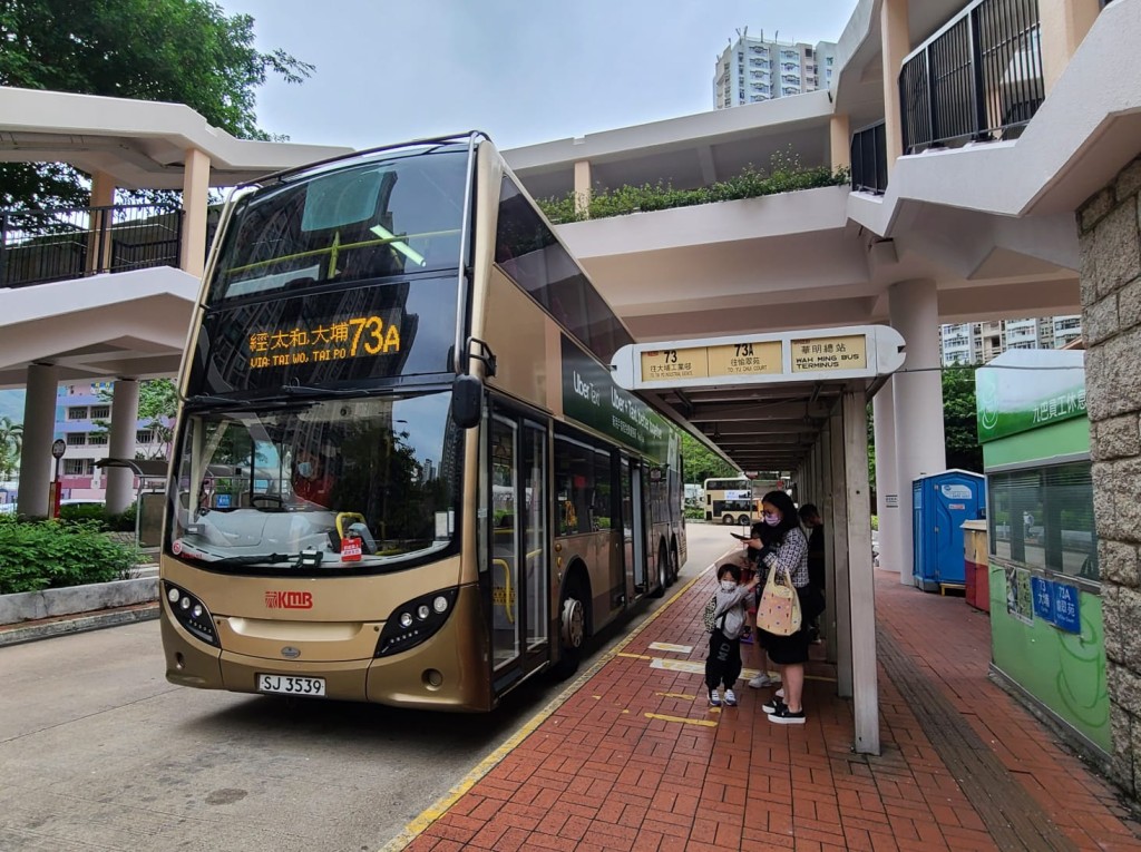 巴士最終返回華明巴士總部，由車長報案。圖中並非涉事巴士