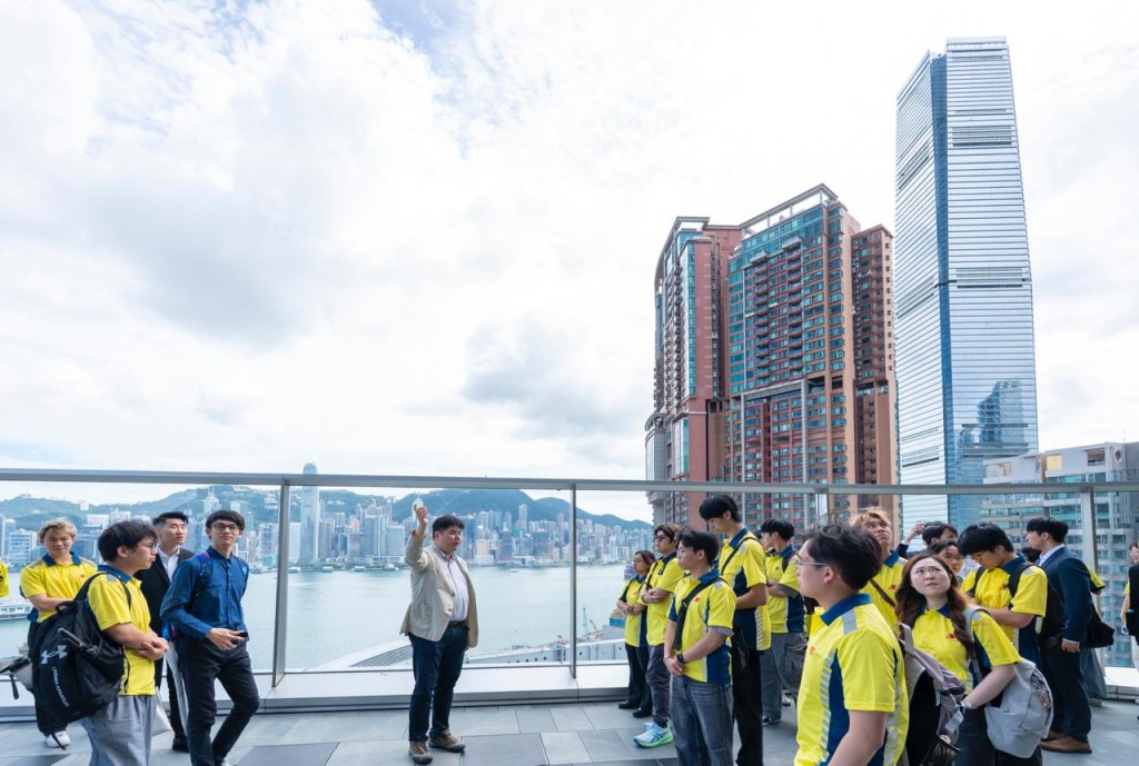 一眾得獎學生參觀由新地發展的西九旗艦綜合商業項目環球匯(IGC)。新鴻基地產 一眾得獎學生參觀由新地發展的西九旗艦綜合商業項目環球匯(IGC)。新鴻基地產