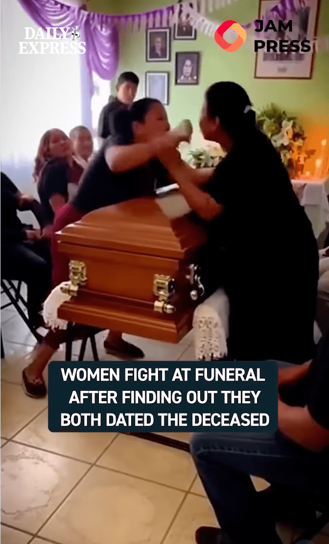 两女由口角演变成肢体冲突，在灵堂内疯狂扭打、互扯头发。IG@Daily Express影片截图