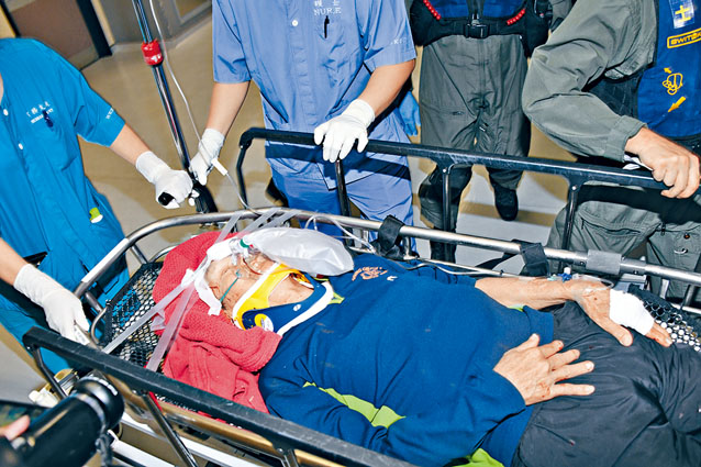 ■老翁行山時滑倒受傷，由直升機送院治理。