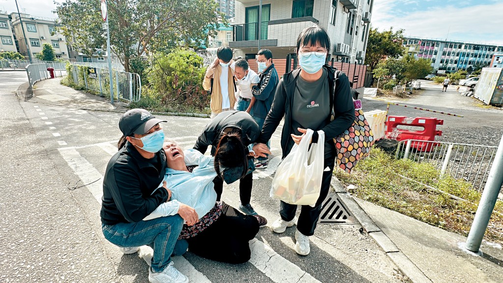 姓藍（44歲）女死者的家屬昨日到事發現場拜祭，其中死者母親倒地嚎哭，聞者心酸。