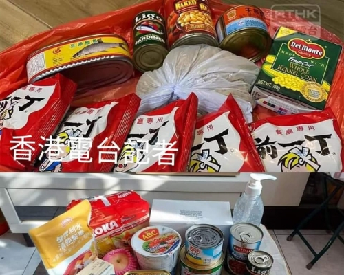 吳秋北批評,香港電台記者聲稱獲派罐頭但無開罐器,倒轉拍攝易拉罐罐頭蓄意誤導。吳秋北facebook圖片