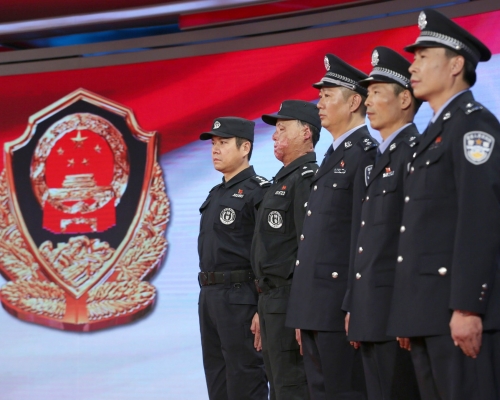 公安部稱，為與以習近平同志為核心的黨中央保持高度一致，故修訂誓詞。新華社資料圖片