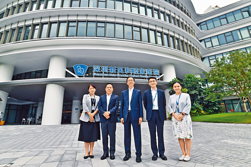 前財政司司長梁錦松（中）掌舵在深圳開設首間港資私家醫院，盼有助紓緩香港公立醫院急症室壓力。