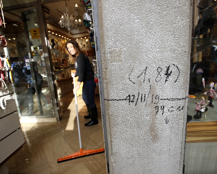 不少店舖開始著手清理積水。AP