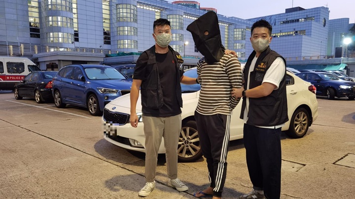 警方拘捕一名非華裔男子,涉嫌與區內三宗搶手袋案有關。警方圖片