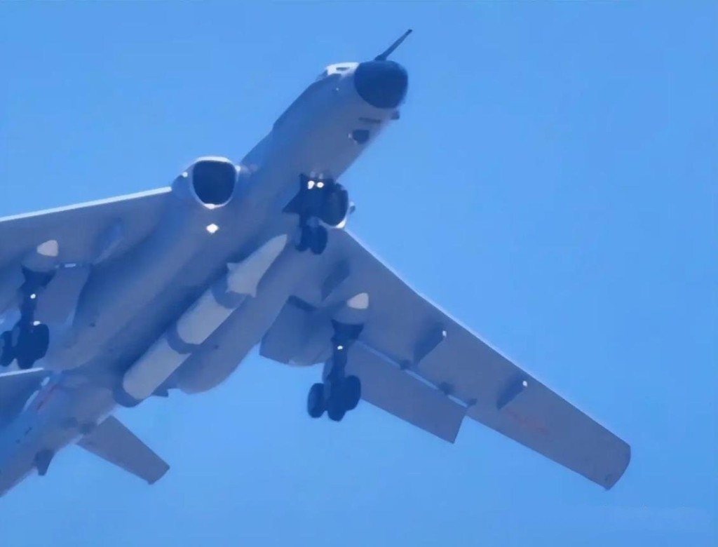 轟-6N掛「驚雷-1」空射核導彈首曝光。 轟-6N掛「驚雷-1」空射核導彈首曝光。