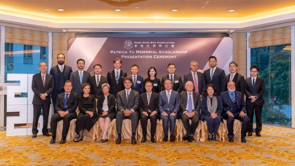 終院非常任法官陳兆愷（前排中）、律政司司長林定國（前排右四）、大律師公會主席毛樂禮（前排左四）、高院上訴庭副庭長麥機智（前排右三）、法官關淑馨（前排左三）、上訴庭法官潘敏琦（前排左二）、法援署署長莊因東（前排左一）等到場見證。