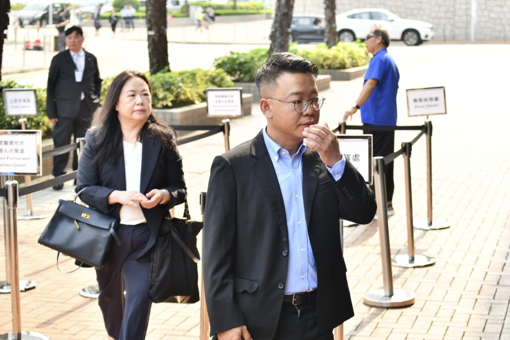 钟杰文（右)指一般维修消防水缸无须“铺砖仔”，不明宏福苑为何有此安排。