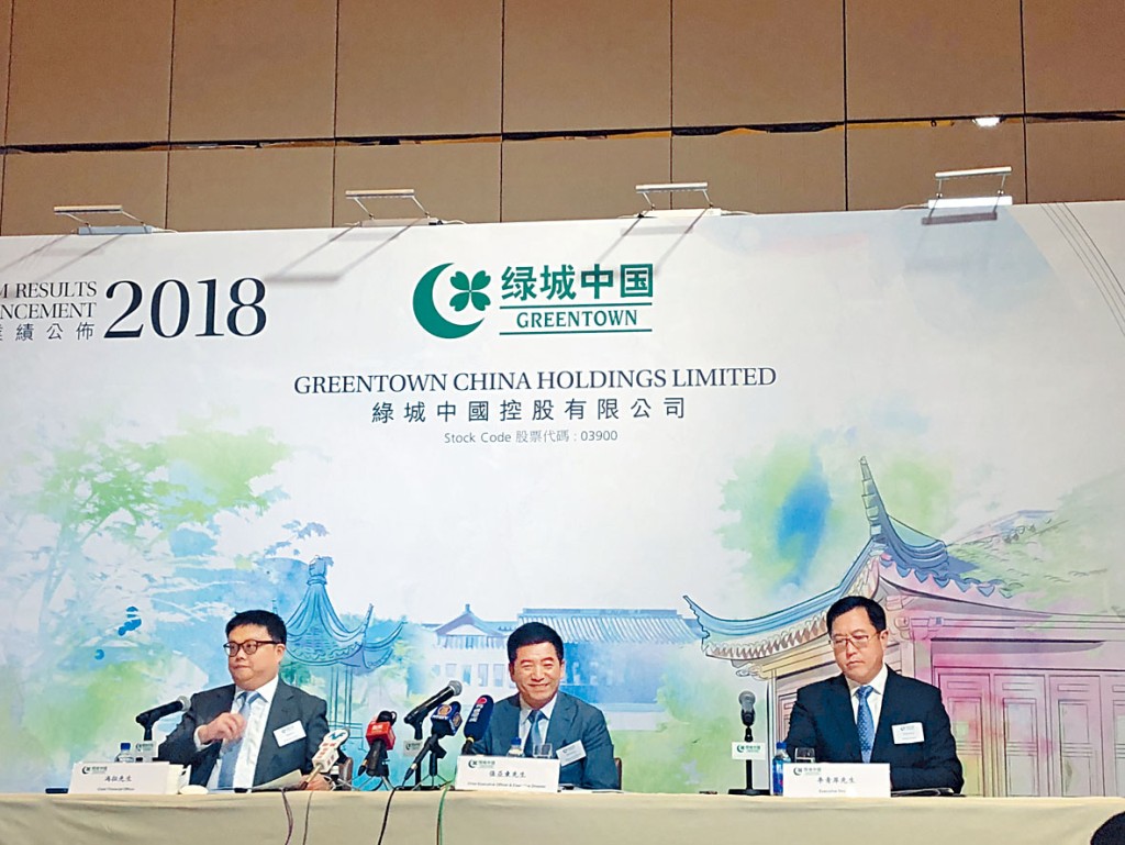 綠城中國旗下的綠城管理通過港交所聆訊。圖為綠城中國主席張亞東(中)。