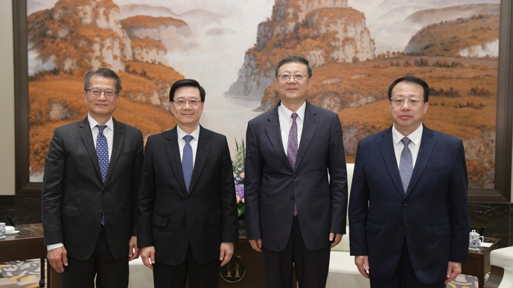 李家超等官員中午抵達上海展開訪問,並與陳吉寧(右二)和龔正(右一)會面。政府新聞處圖片