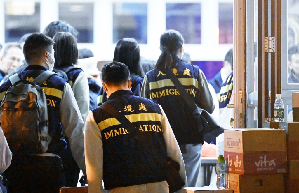 入境處派員到大埔為居民預先進行登記。劉駿軒攝