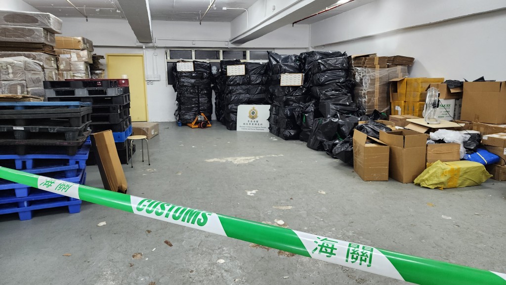 海關周一的行動，共檢獲600萬支未完稅香煙。黎志偉攝