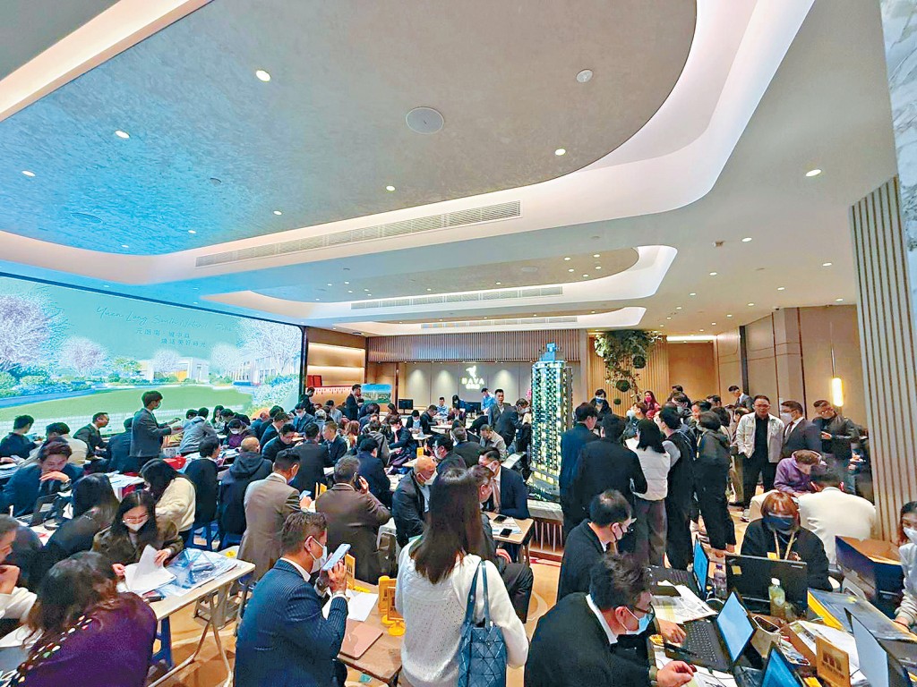 朗天峰展销厅昨日仍有大批睇楼客到场，情况相当不俗。