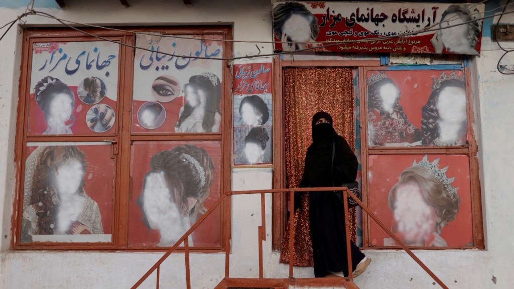 喀布爾一家美容院外牆壁畫女性頭像全部「無面」。 路透社