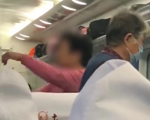 大妈清晨6点火车车厢跳广场舞。（网图）