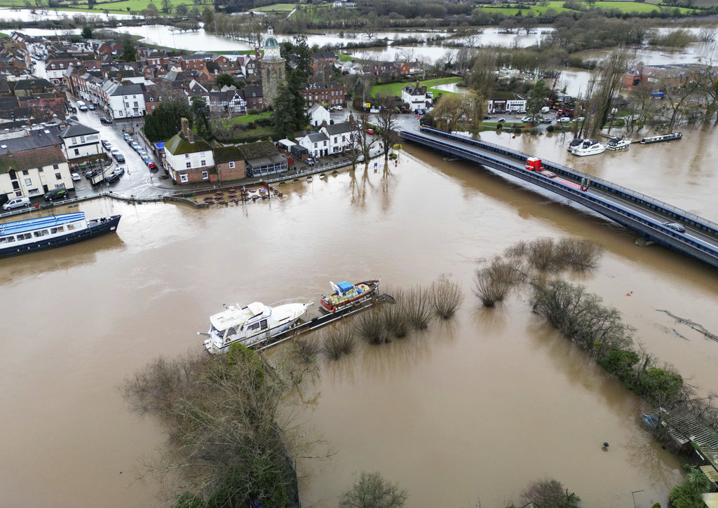 英國河流出現泛濫，有陸地被洪水淹沒。美聯社